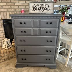 ✨✨GORGEOUS GRAY TALL 5 DRAWER DRESSER✨✨