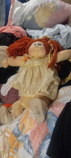 Sale of a doll signed by the creator; it is over 20 years old.