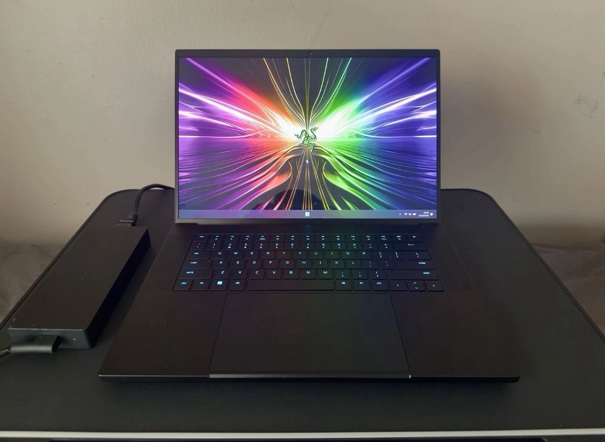 Razer Blade 16 OLED - Intel i9-14900HX - RTX 4090 - 32 GB RAM - 2 TB SSD - Black
