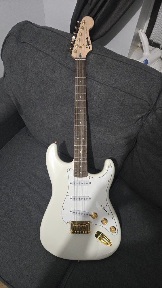 HEAVILY MODDED SQUIER SONIC STRATOCASTER