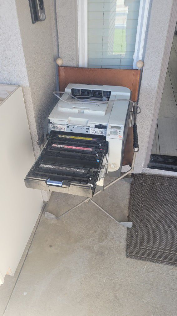 HP Color Laser Printer CP2025 Has A Paper Feed Problem