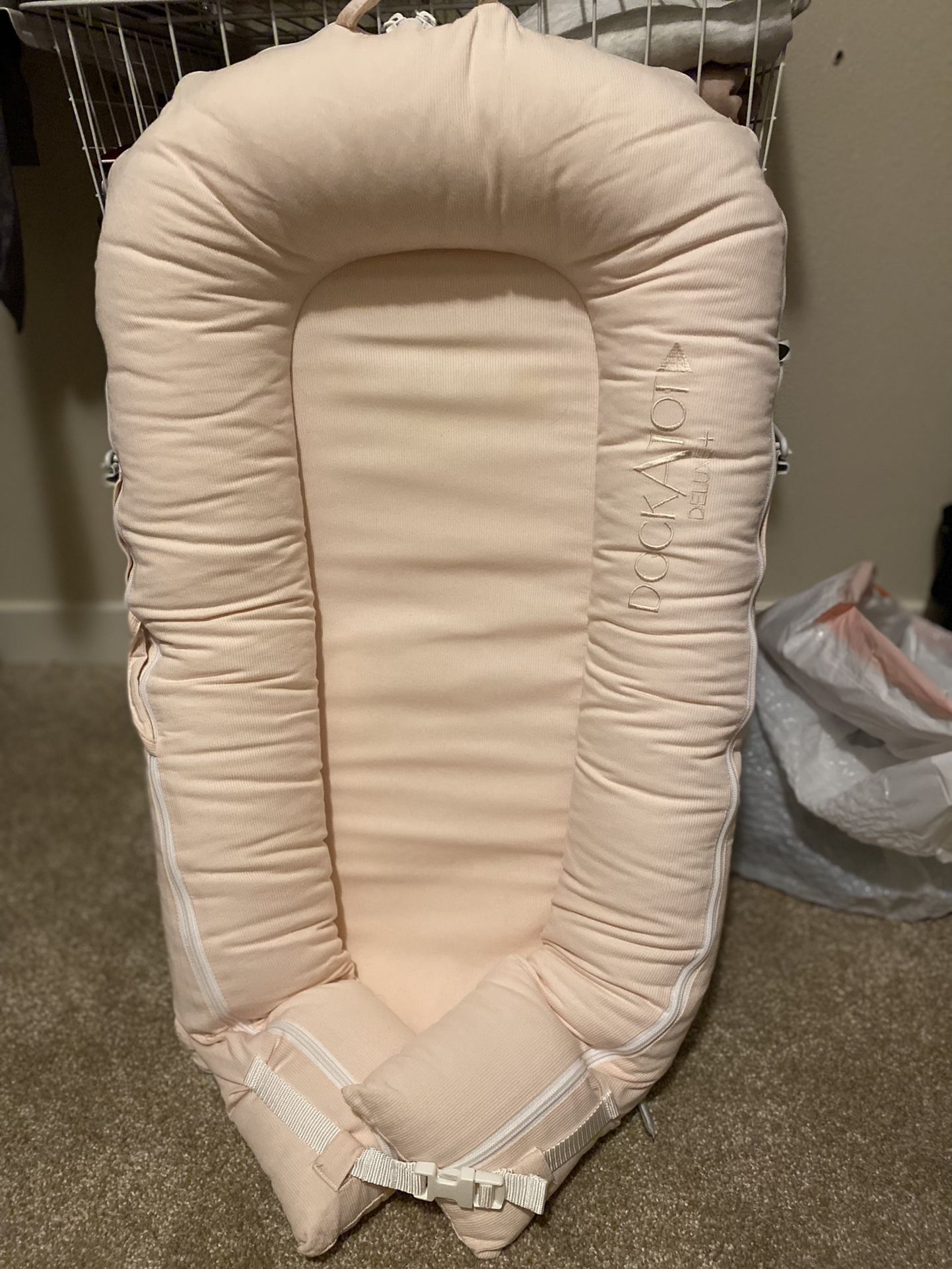 Dockatot Deluxe With Cover