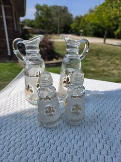 Vintage Anchor hocking salt/pepper oil and Vinegar dispenser. As shown