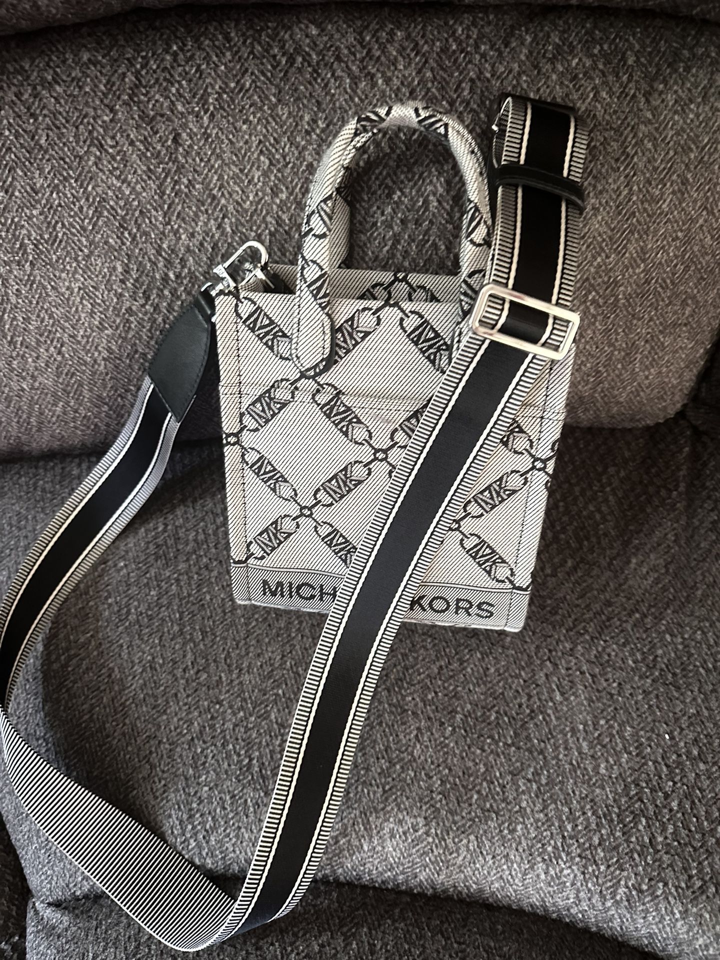 New Michael Kors Crossbody. See Pictures For Measurements. Read Description 