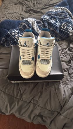 Air Jordan 4s MILITARY BLUE size 10