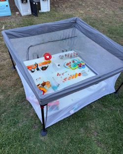 Baby playpen with mat insert