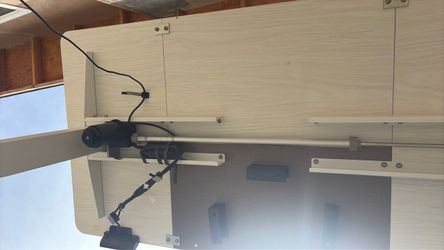 Electric standing desk