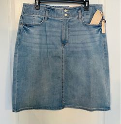 Beautiful soft denim light washed skirt NEW WITH TAGS! By NYDJ in classic high rise