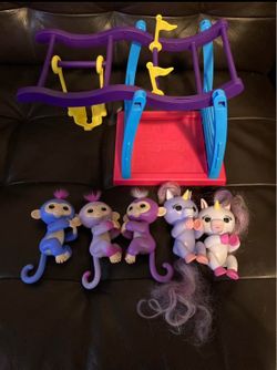 5 Fingerlings Monkey and Unicorn with Playset