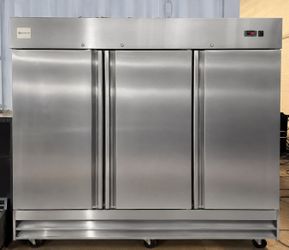 🥶 🍺 COMMERCIAL 3 DOOR REFRIGERATOR ❄️🧊🍺 Clean stainless steel reach-in cooler in good working condition.
