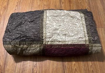 Excellent Condition Queen Size Comforter