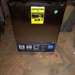 Like New 5.2 Cu Ft All Fridge