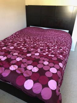 Queen bed,no mattress