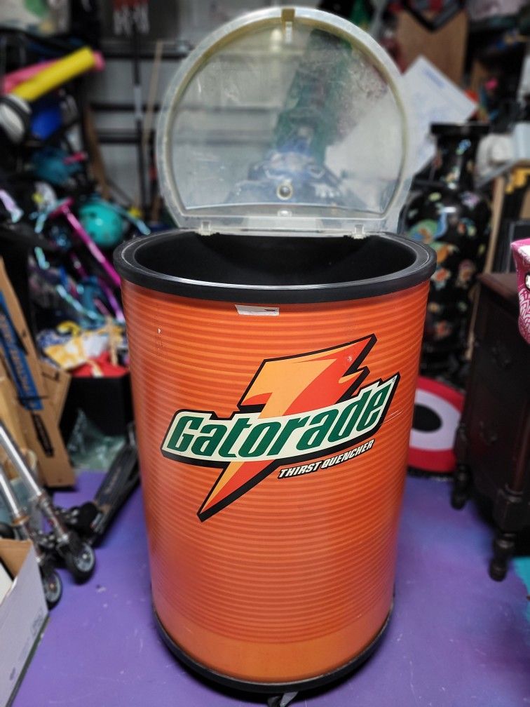 Vintage GATORADE cooler On Wheels. Very Deep For Ice And Drinks. Features OLD SCHOOL gatorade Logo! Great For Collector