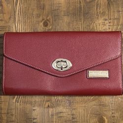 Brand new unique Aretha Leather Cross Body Or Clutch Handbag With Gold Tone Chain Strap