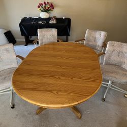 Kitchen/Dining Room Table &4 Chairs w/ Wheels
