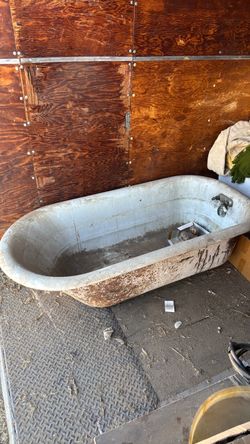 Vintage cast iron porcelain coated claw foot bath tub w/ legs