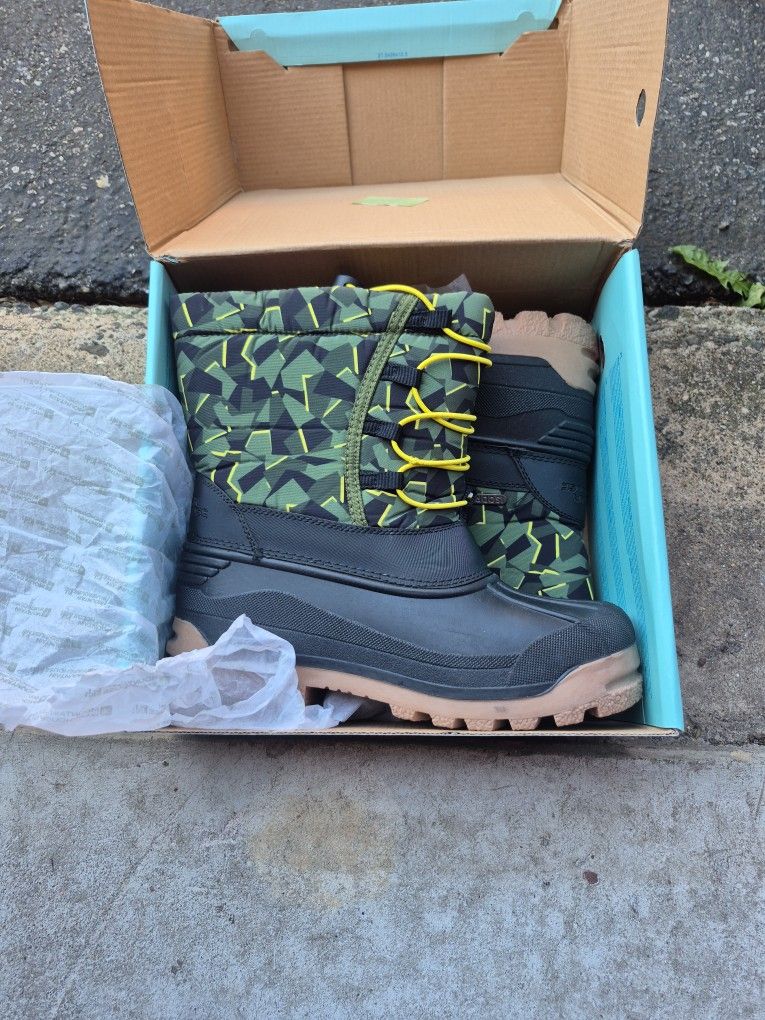Mountain warehouse kids boots.