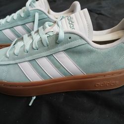 ADIDAS
WOMENS GRAND COURT ALPHA SNEAKER Size 81/2