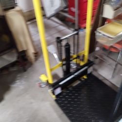HYDRAULIC FORK LIFT. NEW NEVER USED 