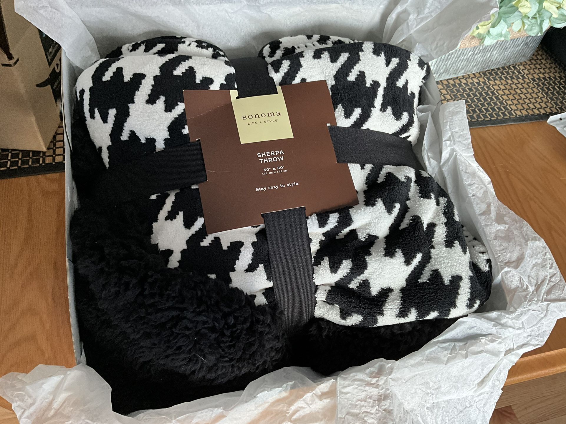 Sherpa houndstooth Plush Throw