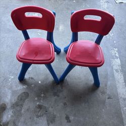 2 toddlers red chairs 