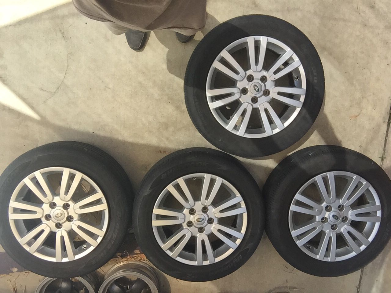 4 Land Rover Wheels with tires LR 4