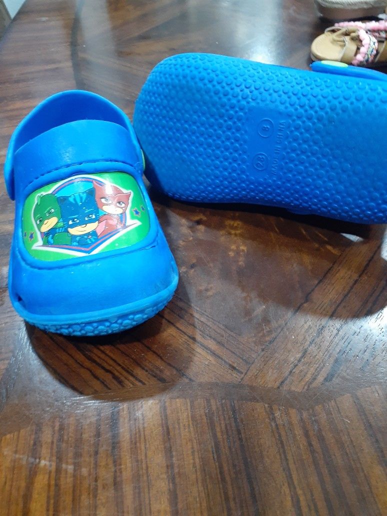 EN VENTA ZAPATOS PARA NIÑO Y NIÑA SEMINUEVOS CADA PAR X $6 SE LEVANTA EN PALMVIEW
