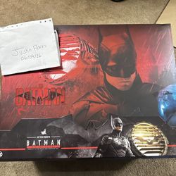 Hot Toys Batman & Batsignal