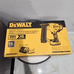 Dewalt 20V Corldess Brad Nailer Kit