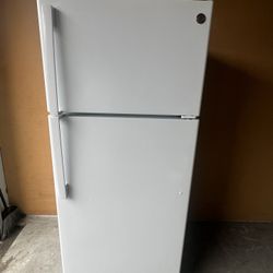 Beautiful GE refrigerator in excellent condition, almost new, very clean, works perfectly