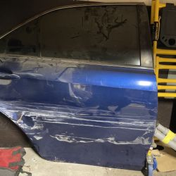 toyota camry 2012 right back door whit everything on it it