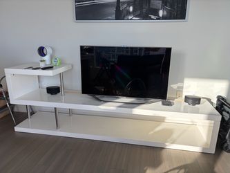 Modern Lacquered white TV stand