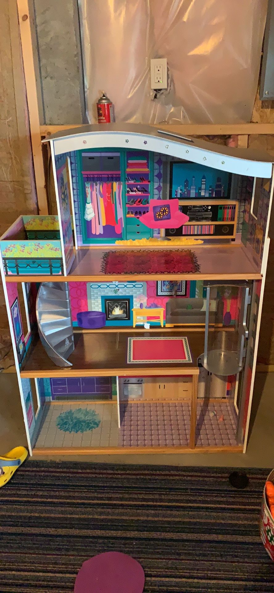 Doll house with elevator