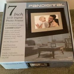 NEW  7” Inch Pan Digital Photo Frame