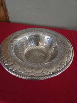 BIG METAL BOWL , VERY BEATIFUL END ELEGANT FOR DINNING ROOM .