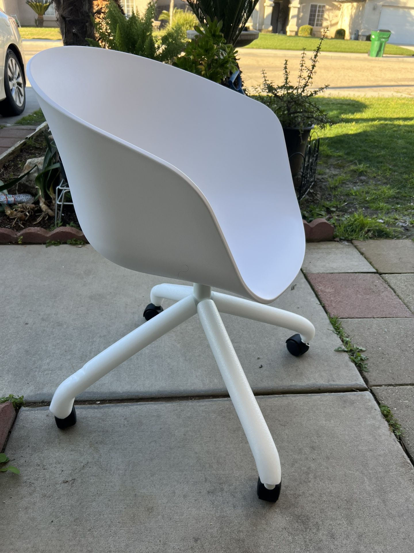 Brand New. Mid Century Modern Swivel Desk Chair. White