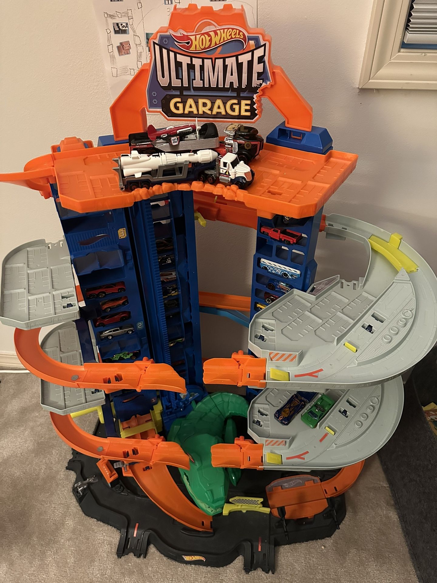 Hot Wheels Ultimate Garage T-Rex With Cars