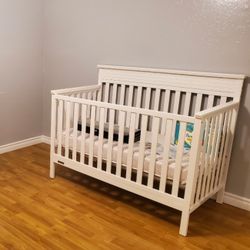 Fisher-Price Newbury 4-in-1 Convertible Crib, White for Sale in