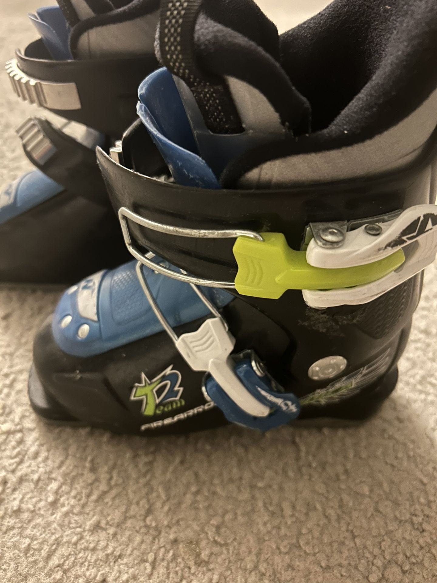 Ski Boots Kids 4-7yo - 215mm 17.5 - It’s Available If Still Posted 