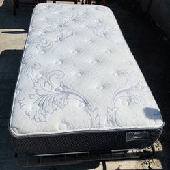 colchón con su base individual. / mattress with its single base.