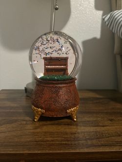 Taylor swift piano smow globe