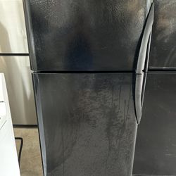 21 Cubic Foot Black Refrigerator With Ice Maker 