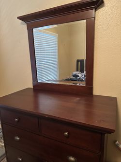 Excellent Quality Barrel Chest of Drawers with Mirror