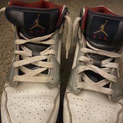 Jordan 1 Mid **SIZE 6.5** NO CUSHION PART IN SHOE