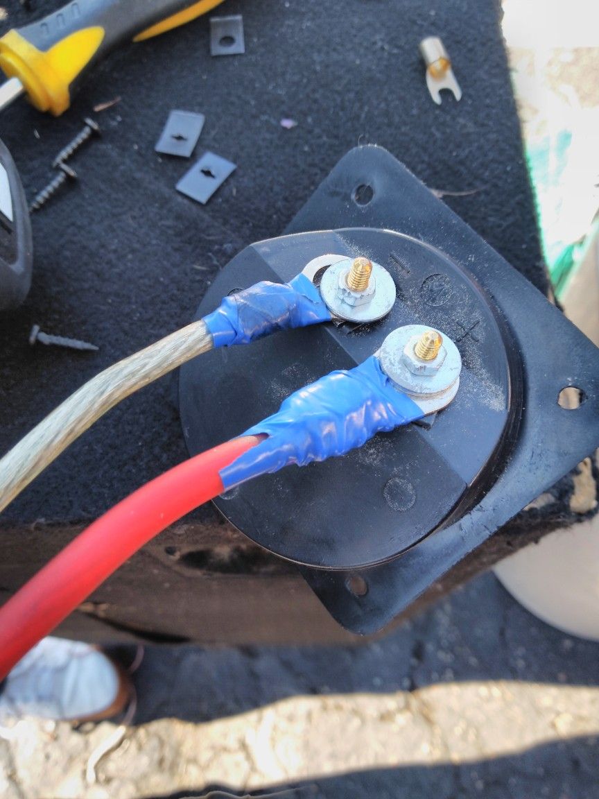 KICKER Q CLASS 12 WITH ITS BOX PORTED BOX GOOD SOUND for Sale in Corona