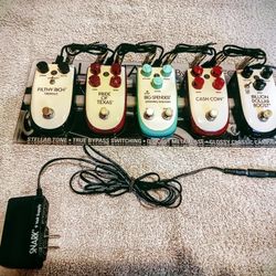Pedal Board With 5 Pedals/Billionaire Series by Danelectro