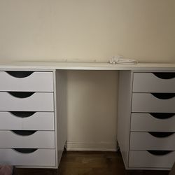 White Vanity Dresser With 5 Draws Each And 8 Metal Legs 