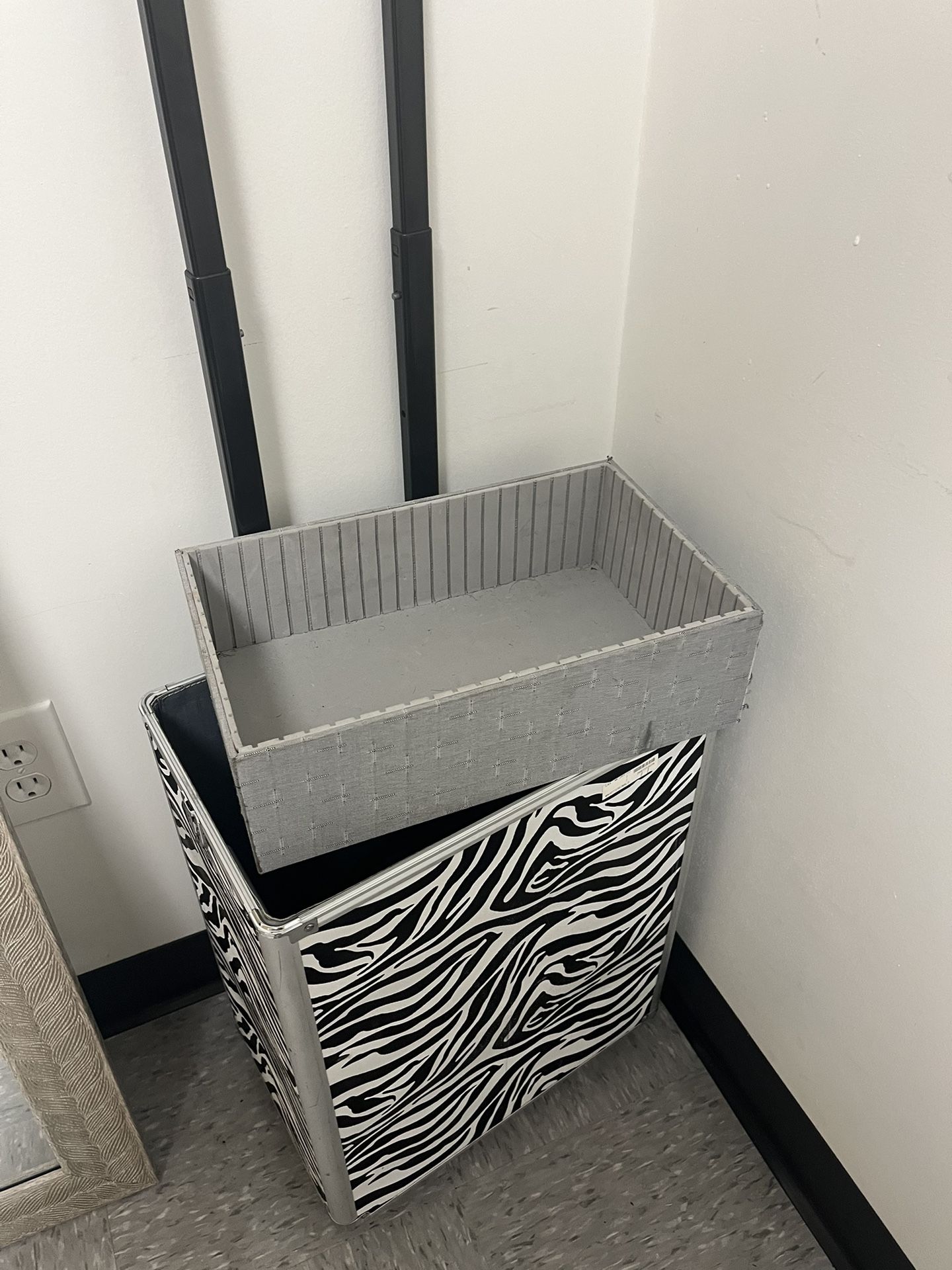 Stationary Hair And Makeup Case