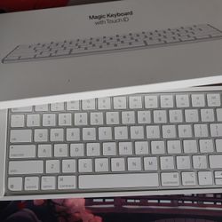 Magic Keyboard With Touch ID & Magic Mouse